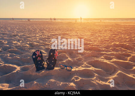 Tangas und Sonnenbrille im Sand am Strand, Australien Tag Konzept Stockfoto