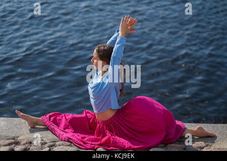 Sportlich fit kaukasische Frau tun Asana hanumanasana pose Haltung in der Natur. Stockfoto