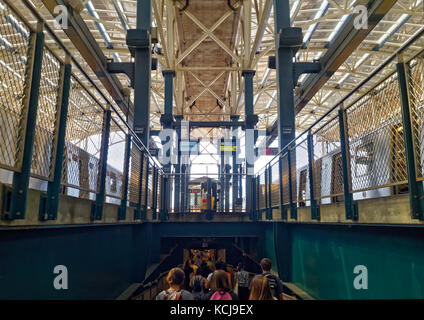 Masse der Besucher und Fußgänger Verlassen des Coney Island stilwell Avenue Subway Station in Brooklyn, New York den Strand und Vergnügungspark zu besuchen. Stockfoto