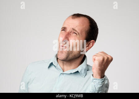 Happy lucky reife Hispanic männliche Sieger ausrief, an seinem Erfolg bei der Arbeit mit Freuden, ja zu sagen, ballte die Faust und schließen die Augen Stockfoto