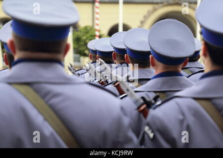 Polnische Polizisten in blauen Uniformen auf einer Parade Stockfoto