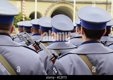 Polnische Polizisten in blauen Uniformen auf einer Parade Stockfoto