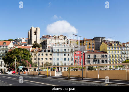 Alfama einschließlich der Kathedrale Glockentürme und Casa Dos Bicos, in Lissabon, Portugal Stockfoto
