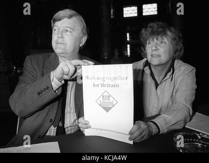 Shirley Williams, Abgeordneter der SDP für Crosby, und Stephen Ross, Abgeordneter der Liberalen für die Isle of Wight, während der Veröffentlichung des allgemeinen Wahlprogramms der SDP/Liberal Alliance im National Liberal Club in Whitehall Place, London. Stockfoto