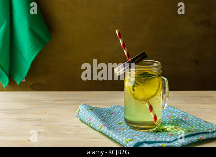 Zitrone und Minze Limonade in einem Marmeladenglas Stockfoto