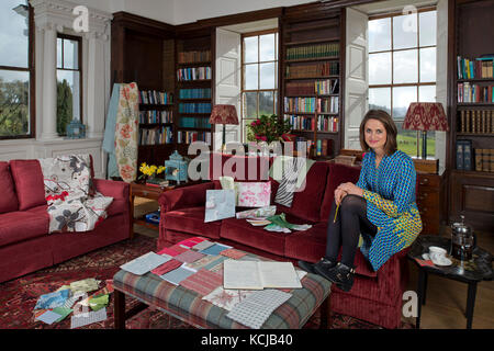 Innenarchitekt, Sarah Fortescue in Ihrem Büro, der Bibliothek von boconnoc Haus, Cornwall, der Familie zu Hause. Stockfoto