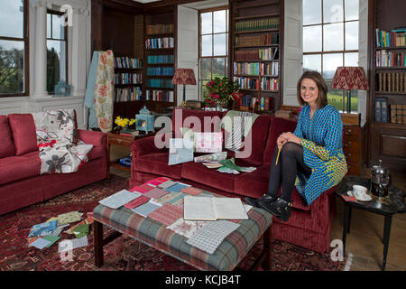 Innenarchitekt, Sarah Fortescue in Ihrem Büro, der Bibliothek von boconnoc Haus, Cornwall, der Familie zu Hause. Stockfoto