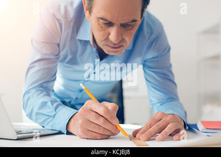 Geschickte Professional Engineer Zeichnung Stockfoto