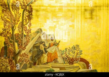 Wien, Österreich - 6. August 2016: Der goldene Vorhang einer Bühne der Staatsoper Stockfoto