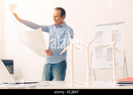 Drei Mühle Modelle stehen auf dem Tisch Stockfoto