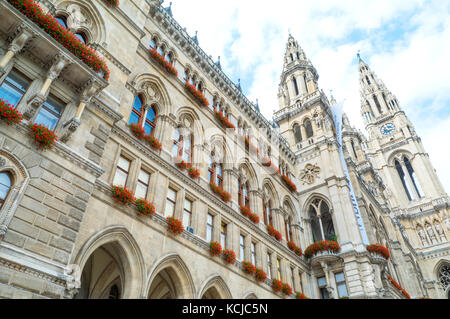 Österreich, Wien, Nach oben Blick auf das Rathaus Fassade in einem bewölkten Tag Stockfoto