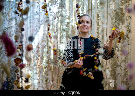 Die Künstlerin Rebecca Louise Law setzt den letzten Schliff für ihre neue Hängeinstallation "Life in Death" mit 375,000 Blumen in der Shirley Sherwood Gallery of Botanical Art, Teil von Artful Autumn in Kew Gardens im Südwesten Londons. Stockfoto