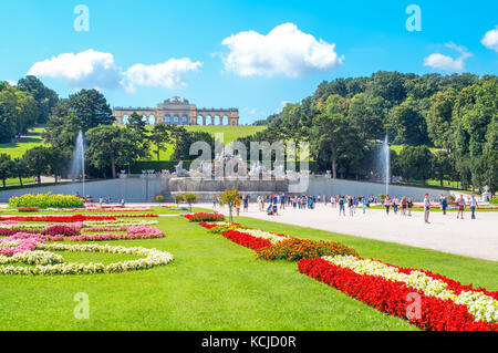 Wien, Österreich - 7. August 2016: Schloss Schönbrunn, der Pavillon Gloriette vom Garten aus gesehen Stockfoto