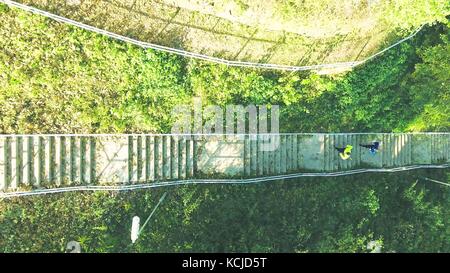 Zwei Athleten, die auf Treppen im sonnigen Herbst Natur. Stockfoto