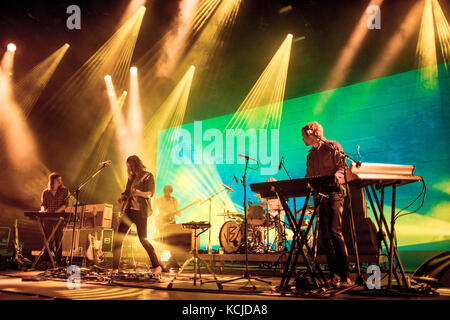 Das australische Musikprojekt Tame Impala spielt ein Live-Konzert beim dänischen Musikfestival Roskilde Festival 2016. Hier ist Gitarrist und Musiker Kevin Parker live auf der Bühne mit dem Rest der Band zu sehen. Dänemark, 01/07 2016. Stockfoto