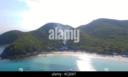 Blick auf die felsigen Inseln in der Andamanensee, Thailand. Blick aus der Vogelperspektive auf tropischen Strand, Similan Inseln, Andamanensee, Thailand. Aussichtspunkt Bucht Koh Phi Phi Don in der andamanensee, Phuket, Krabi, südlich von Thailand. Stockfoto