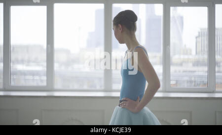 Professionelle Balletttänzerin ruhen sich aus. Müde Ballerina stellt Atmung und Ruhe wieder her. Müde Tänzerin. Weibliche Ballerina, die sich nach der Aufführung oder Probe ausruhen. Stockfoto