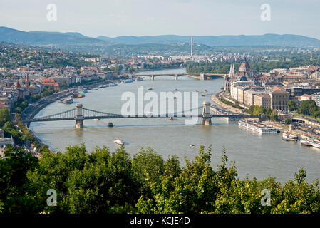 Ein 3-Bild-Stich Panorama-Stadtbild Blick auf die Donau in Budapest an einem sonnigen Tag und blauen Himmel mit der Kettenbrücke im Vordergrund. Stockfoto