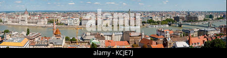 5 Bild stitch Panoramablick Antenne Stadtbild Blick auf die Donau in Budapest mit der Kettenbrücke auf der rechten Seite und Parlamentsgebäude. Stockfoto