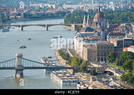 Eine komprimierte Perspektive Luftaufnahme der Donau in Budapest mit der Kettenbrücke im Vordergrund und dem Parlamentsgebäude im Hintergrund. Stockfoto