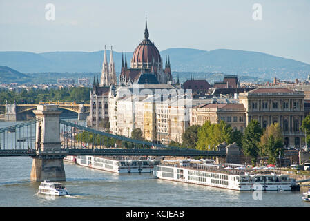 Eine komprimierte Perspektive Luftaufnahme der Donau in Budapest mit der Kettenbrücke im Vordergrund und dem Parlamentsgebäude im Hintergrund. Stockfoto