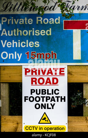 Private Straße und öffentlichen Fußweg nur unterschreiben. Stockfoto