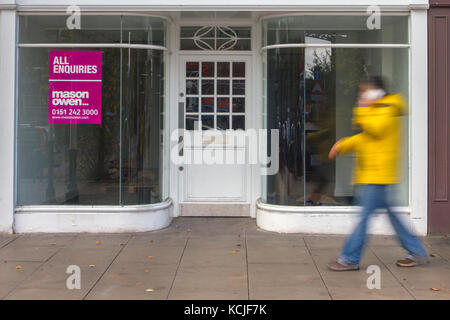 Zu verlassende Geschäfte, Einzelhandelseinheiten, geschlossen, Schließung nach schlechten Einzelhandelsumsätzen, geschlossene Geschäfte, Prime Location, Retail Units, May Sell, Alle Anfragen, Chapel Street, & Lord Street, Southport, Merseyside, VEREINIGTES KÖNIGREICH Stockfoto