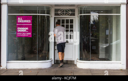 Zu verlassende Geschäfte, Einzelhandelseinheiten, geschlossen, Schließung nach schlechten Einzelhandelsumsätzen, geschlossene Geschäfte, Prime Location, Retail Units, May Sell, Alle Anfragen, Chapel Street, & Lord Street, Southport, Merseyside, VEREINIGTES KÖNIGREICH Stockfoto