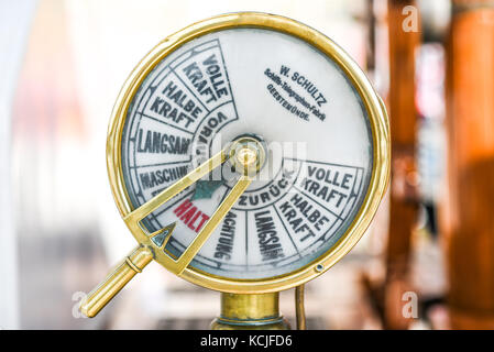 Szczecin, Polen, 6. August 2017: Alte Klassiker der Gassteuerung auf der Segelyacht während der abschließenden TTSR 2017 in Stettin. Stockfoto