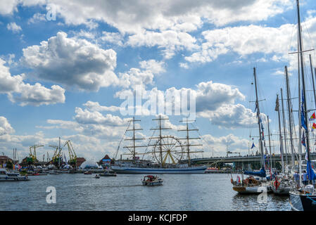 Szczecin, Polen, 7. August 2017: Schiff am Kai im Finale der Tall Ships Races 2017 in Stettin. Stockfoto