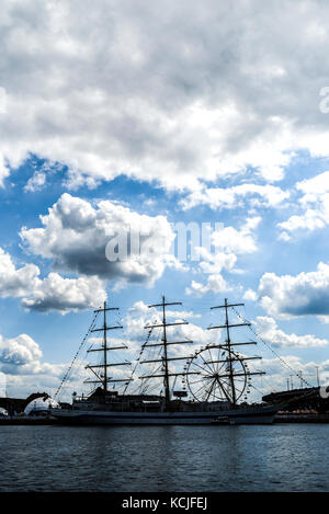 Szczecin, Polen, 7. August 2017: Schiff am Kai im Finale der Tall Ships Races 2017 in Stettin. Stockfoto