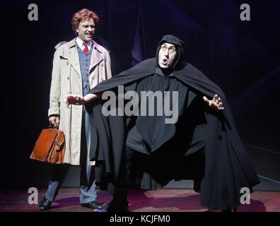 Hadley Fraser (links) als Frederick Frankenstein und Ross Noble als Igor, bei einem Fotobesuch für Mel Brooks' Musikkomödie Young Frankenstein, im Garrick Theatre, London Stockfoto