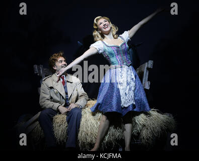 Hadley Fraser als Frederick Frankenstein und Summer Strallen als Inga, bei einer Fotoserie für Mel Brooks' musikalische Komödie Young Frankenstein, im Garrick Theatre, London Stockfoto