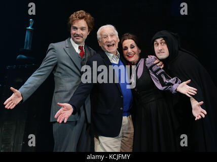 (Von links nach rechts) Hadley Fraser als Frederick Frankenstein, Mel Brooks, Lesley Joseph als Frau Blucher und Ross Noble als Igor, bei einer Fotoserie für Mel Brooks' musikalische Komödie Young Frankenstein, im Garrick Theatre, London Stockfoto