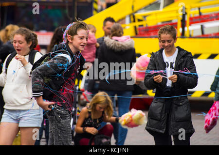 Leiden, Niederlande vom 3. Oktober 2017. Die lokale Messe Freizeitpark Kinder Spritzen mit einem Schaumstoff an der Messe. Stockfoto