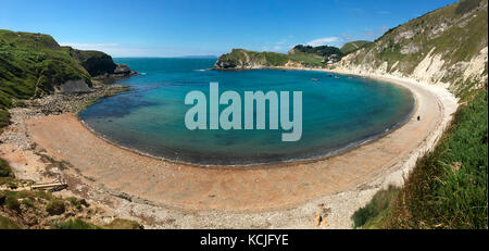 Lulworth Cove in der Nähe von West Lulworth, einem Dorf in der purbeck Bezirk von dorset an der Südküste von England. Das Dorf ist ein Tor zu den Jurassic Stockfoto