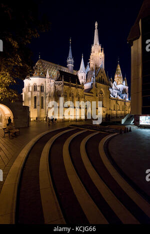 Blick auf die Matthias-Kirche auf dem Burgberg in Budapest bei Nacht. Stockfoto