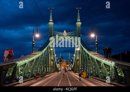 Die Freiheitsbrücke in Budapest ist für jeden Verkehr geschlossen, wo man spazieren gehen und klettern kann - manchmal mit spontanen Partys. Stockfoto