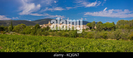 In Lourmarin, Provence, Frankreich - Lourmarin, einem Dorf in der Landschaft von Luberon, Region Vaucluse. Stockfoto
