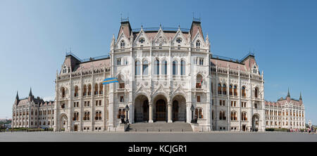 Ein 5-vertikales Bild-Maschenpanorama des ungarischen Parlamentsgebäudes auf dem Kossuth Lajos Platz in Budapest an einem sonnigen Tag mit blauem Himmel. Stockfoto