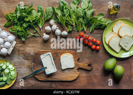 Frischkäse und Stück Brot Stockfoto