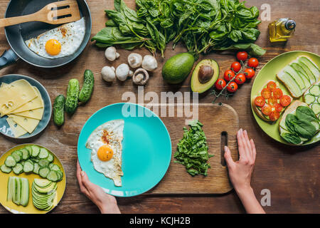 Spiegelei und Spinat für Frühstück Stockfoto