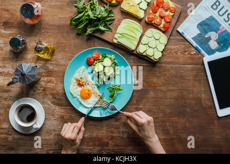 Frau mit Frühstück Stockfoto