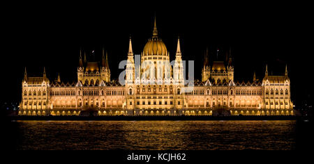 A2 Bild stitch Abend nächtliche Ansicht der ungarischen Parlament auf der Donau in Budapest. Stockfoto