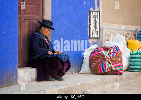 Cholita, indigene Frau, die Geld in der Stadt Tarabuco, Chuquisaca, Provinz Yamparáez, Bolivien zählt Stockfoto