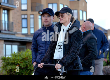 Ronan Keating mit Frau Storm Keating Gehen Sie gemeinsam zum 17. Green während des ersten Tages der Alfred Dunhill Links Championship in St Andrews, Carnoustie und Kingsbarns. Stockfoto