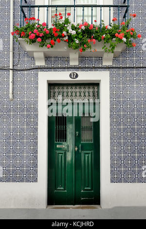 Typische portugiesische Architektur Stil im Zentrum von Aveiro, mit Wänden aus Keramikfliesen in Reiche florale Grafik Design abgedeckt Stockfoto