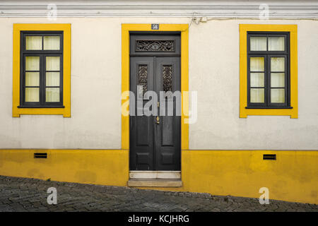 Traditionelle portugiesische Residenz im Kolonialstil im Zentrum von Aveiro, in Grafik weiss ans Gelbe Farbe Stockfoto