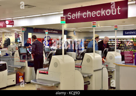 Reihen von Self Service Check out Kassen im Supermarkt mit Zeichen oben Stockfoto