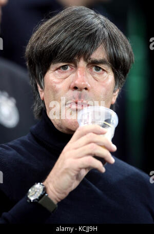 Deutschland-Manager Joachim Low trinkt vor dem Spiel der FIFA-Weltmeisterschaft 2018 im Windsor Park, Belfast. Stockfoto